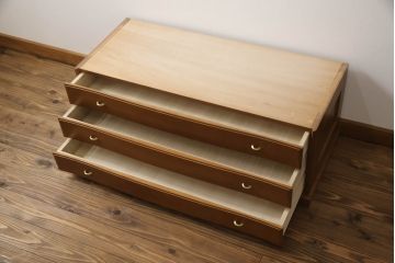 ハイチェストをローボードとチェストにリメイク!上から3段は天板を取り外し台輪を付けてローボードに。下段は上段の天板を移設しチェストに。