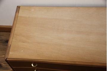 ハイチェストをローボードとチェストにリメイク!上から3段は天板を取り外し台輪を付けてローボードに。下段は上段の天板を移設しチェストに。