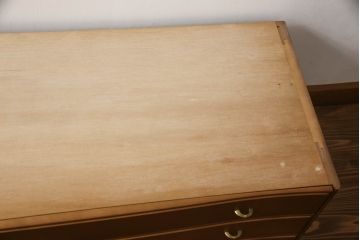 ハイチェストをローボードとチェストにリメイク!上から3段は天板を取り外し台輪を付けてローボードに。下段は上段の天板を移設しチェストに。
