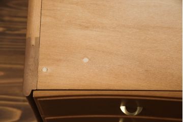 ハイチェストをローボードとチェストにリメイク!上から3段は天板を取り外し台輪を付けてローボードに。下段は上段の天板を移設しチェストに。