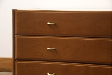 ハイチェストをローボードとチェストにリメイク!上から3段は天板を取り外し台輪を付けてローボードに。下段は上段の天板を移設しチェストに。