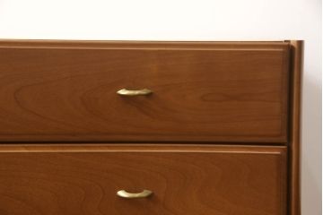 ハイチェストをローボードとチェストにリメイク!上から3段は天板を取り外し台輪を付けてローボードに。下段は上段の天板を移設しチェストに。