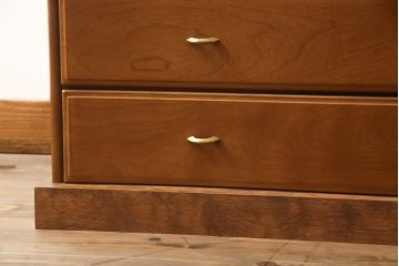 ハイチェストをローボードとチェストにリメイク!上から3段は天板を取り外し台輪を付けてローボードに。下段は上段の天板を移設しチェストに。