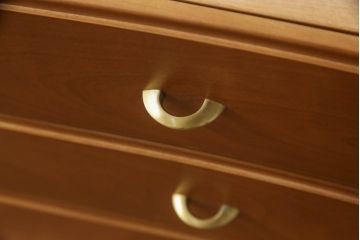 ハイチェストをローボードとチェストにリメイク!上から3段は天板を取り外し台輪を付けてローボードに。下段は上段の天板を移設しチェストに。