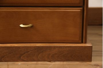 ハイチェストをローボードとチェストにリメイク!上から3段は天板を取り外し台輪を付けてローボードに。下段は上段の天板を移設しチェストに。