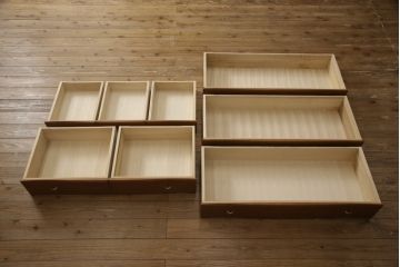 ハイチェストをローボードとチェストにリメイク!上から3段は天板を取り外し台輪を付けてローボードに。下段は上段の天板を移設しチェストに。