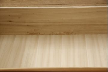 ハイチェストをローボードとチェストにリメイク!上から3段は天板を取り外し台輪を付けてローボードに。下段は上段の天板を移設しチェストに。