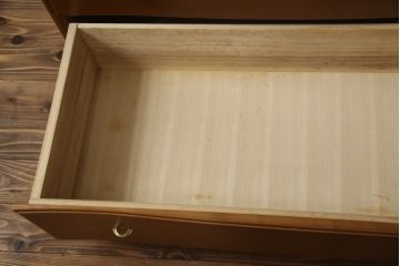 ハイチェストをローボードとチェストにリメイク!上から3段は天板を取り外し台輪を付けてローボードに。下段は上段の天板を移設しチェストに。
