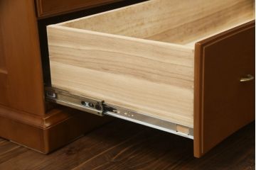 ハイチェストをローボードとチェストにリメイク!上から3段は天板を取り外し台輪を付けてローボードに。下段は上段の天板を移設しチェストに。