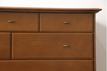 ハイチェストをローボードとチェストにリメイク!上から3段は天板を取り外し台輪を付けてローボードに。下段は上段の天板を移設しチェストに。