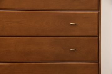 ハイチェストをローボードとチェストにリメイク!上から3段は天板を取り外し台輪を付けてローボードに。下段は上段の天板を移設しチェストに。