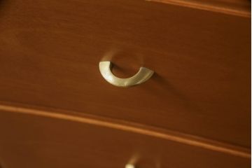ハイチェストをローボードとチェストにリメイク!上から3段は天板を取り外し台輪を付けてローボードに。下段は上段の天板を移設しチェストに。
