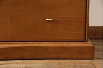 ハイチェストをローボードとチェストにリメイク!上から3段は天板を取り外し台輪を付けてローボードに。下段は上段の天板を移設しチェストに。