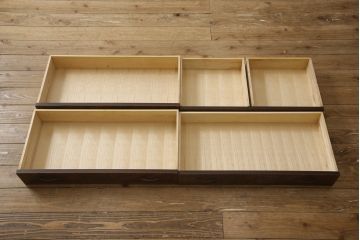 和箪笥をチェストにリメイク!台輪をカットし木製脚の取り付け。現状をベースにワントーン落ち着いた色に着色仕上げ。