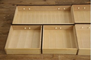 和箪笥をチェストにリメイク!台輪をカットし木製脚の取り付け。現状をベースにワントーン落ち着いた色に着色仕上げ。