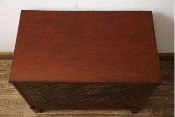 和箪笥をチェストにリメイク!台輪をカットし木製脚の取り付け。現状をベースにワントーン落ち着いた色に着色仕上げ。