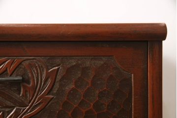 和箪笥をチェストにリメイク!台輪をカットし木製脚の取り付け。現状をベースにワントーン落ち着いた色に着色仕上げ。