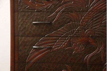 和箪笥をチェストにリメイク!台輪をカットし木製脚の取り付け。現状をベースにワントーン落ち着いた色に着色仕上げ。