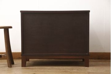 和箪笥をチェストにリメイク!台輪をカットし木製脚の取り付け。現状をベースにワントーン落ち着いた色に着色仕上げ。