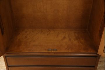 ワードローブを使いやすいサイズにリメイク!ご希望に合わせて横幅を小さくリサイズ。左側板も移設して小ぶりなワードローブに。