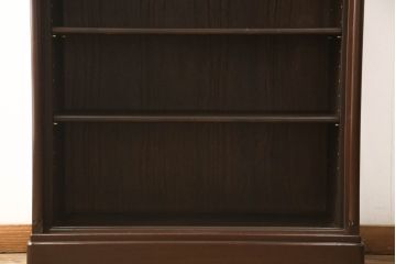 靴箱をキュリオケースにリメイク!引き戸にクリアガラスをはめ込み、側面の突板を張り替え。新たにヒノキ無垢材の可動式の棚を取り付け。本体の色に合わせた着色仕上げ。