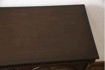靴箱をキュリオケースにリメイク!引き戸にクリアガラスをはめ込み、側面の突板を張り替え。新たにヒノキ無垢材の可動式の棚を取り付け。本体の色に合わせた着色仕上げ。