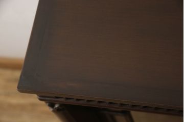 靴箱をキュリオケースにリメイク!引き戸にクリアガラスをはめ込み、側面の突板を張り替え。新たにヒノキ無垢材の可動式の棚を取り付け。本体の色に合わせた着色仕上げ。