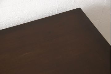 靴箱をキュリオケースにリメイク!引き戸にクリアガラスをはめ込み、側面の突板を張り替え。新たにヒノキ無垢材の可動式の棚を取り付け。本体の色に合わせた着色仕上げ。