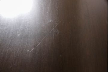靴箱をキュリオケースにリメイク!引き戸にクリアガラスをはめ込み、側面の突板を張り替え。新たにヒノキ無垢材の可動式の棚を取り付け。本体の色に合わせた着色仕上げ。