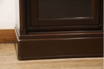 靴箱をキュリオケースにリメイク!引き戸にクリアガラスをはめ込み、側面の突板を張り替え。新たにヒノキ無垢材の可動式の棚を取り付け。本体の色に合わせた着色仕上げ。