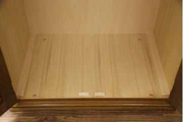 ワードローブを小さくリメイク!横幅を半分に、高さを内側の引き出し分低くリサイズ。ワントーン落ち着いた色に着色仕上げ。