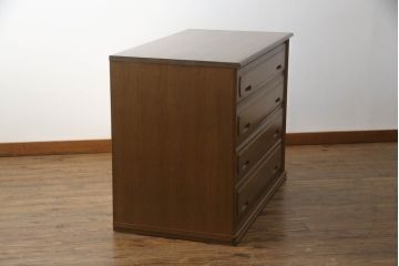 重ね箪笥を4つのチェストにリメイク!元の引き出しのセパレート部分を縦に分割。それぞれ天板、側面、台輪を付けて小さなチェストに。ワントーン落ち着いた色に着色仕上げ。