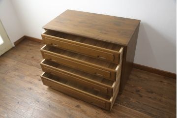重ね箪笥を4つのチェストにリメイク!元の引き出しのセパレート部分を縦に分割。それぞれ天板、側面、台輪を付けて小さなチェストに。ワントーン落ち着いた色に着色仕上げ。