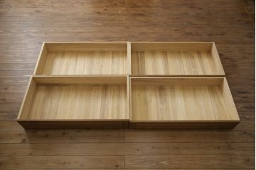 重ね箪笥を4つのチェストにリメイク!元の引き出しのセパレート部分を縦に分割。それぞれ天板、側面、台輪を付けて小さなチェストに。ワントーン落ち着いた色に着色仕上げ。