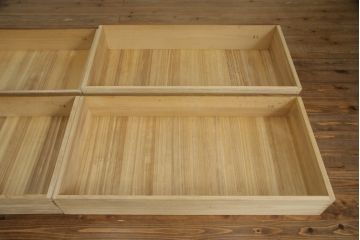 重ね箪笥を4つのチェストにリメイク!元の引き出しのセパレート部分を縦に分割。それぞれ天板、側面、台輪を付けて小さなチェストに。ワントーン落ち着いた色に着色仕上げ。