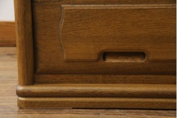 重ね箪笥を4つのチェストにリメイク!元の引き出しのセパレート部分を縦に分割。それぞれ天板、側面、台輪を付けて小さなチェストに。ワントーン落ち着いた色に着色仕上げ。