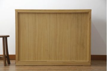 重ね箪笥を4つのチェストにリメイク!元の引き出しのセパレート部分を縦に分割。それぞれ天板、側面、台輪を付けて小さなチェストに。ワントーン落ち着いた色に着色仕上げ。