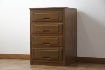 重ね箪笥を4つのチェストにリメイク!元の引き出しのセパレート部分を縦に分割。それぞれ天板、側面、台輪を付けて小さなチェストに。ワントーン落ち着いた色に着色仕上げ。