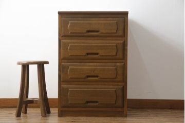 重ね箪笥を4つのチェストにリメイク!元の引き出しのセパレート部分を縦に分割。それぞれ天板、側面、台輪を付けて小さなチェストに。ワントーン落ち着いた色に着色仕上げ。
