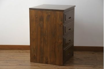 重ね箪笥を4つのチェストにリメイク!元の引き出しのセパレート部分を縦に分割。それぞれ天板、側面、台輪を付けて小さなチェストに。ワントーン落ち着いた色に着色仕上げ。