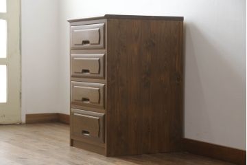 重ね箪笥を4つのチェストにリメイク!元の引き出しのセパレート部分を縦に分割。それぞれ天板、側面、台輪を付けて小さなチェストに。ワントーン落ち着いた色に着色仕上げ。