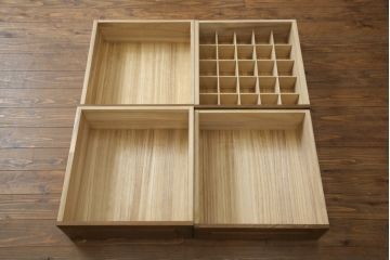 重ね箪笥を4つのチェストにリメイク!元の引き出しのセパレート部分を縦に分割。それぞれ天板、側面、台輪を付けて小さなチェストに。ワントーン落ち着いた色に着色仕上げ。