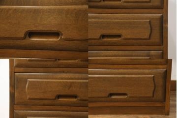 重ね箪笥を4つのチェストにリメイク!元の引き出しのセパレート部分を縦に分割。それぞれ天板、側面、台輪を付けて小さなチェストに。ワントーン落ち着いた色に着色仕上げ。