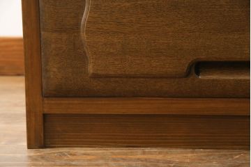 重ね箪笥を4つのチェストにリメイク!元の引き出しのセパレート部分を縦に分割。それぞれ天板、側面、台輪を付けて小さなチェストに。ワントーン落ち着いた色に着色仕上げ。