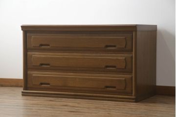 重ね箪笥を4つのチェストにリメイク!元の引き出しのセパレート部分を縦に分割。それぞれ天板、側面、台輪を付けて小さなチェストに。ワントーン落ち着いた色に着色仕上げ。