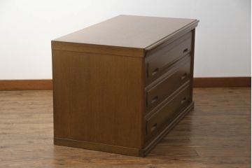重ね箪笥を4つのチェストにリメイク!元の引き出しのセパレート部分を縦に分割。それぞれ天板、側面、台輪を付けて小さなチェストに。ワントーン落ち着いた色に着色仕上げ。