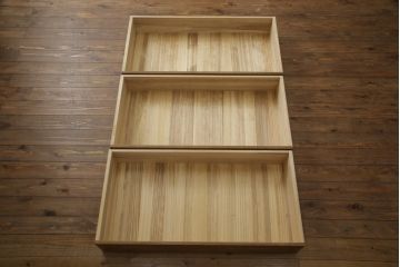 重ね箪笥を4つのチェストにリメイク!元の引き出しのセパレート部分を縦に分割。それぞれ天板、側面、台輪を付けて小さなチェストに。ワントーン落ち着いた色に着色仕上げ。