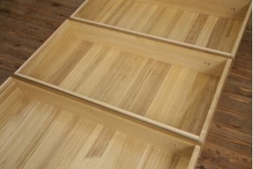 重ね箪笥を4つのチェストにリメイク!元の引き出しのセパレート部分を縦に分割。それぞれ天板、側面、台輪を付けて小さなチェストに。ワントーン落ち着いた色に着色仕上げ。