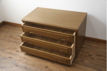 重ね箪笥を4つのチェストにリメイク!元の引き出しのセパレート部分を縦に分割。それぞれ天板、側面、台輪を付けて小さなチェストに。ワントーン落ち着いた色に着色仕上げ。