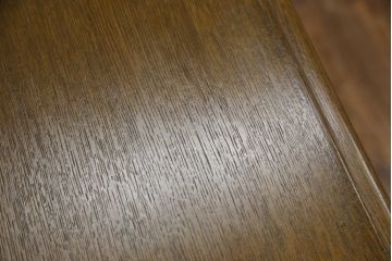 重ね箪笥を4つのチェストにリメイク!元の引き出しのセパレート部分を縦に分割。それぞれ天板、側面、台輪を付けて小さなチェストに。ワントーン落ち着いた色に着色仕上げ。